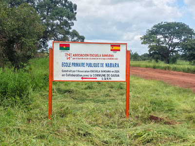 Cartel en la pista que enlaza Nabara con la carretera de Gagoua a Loropeni